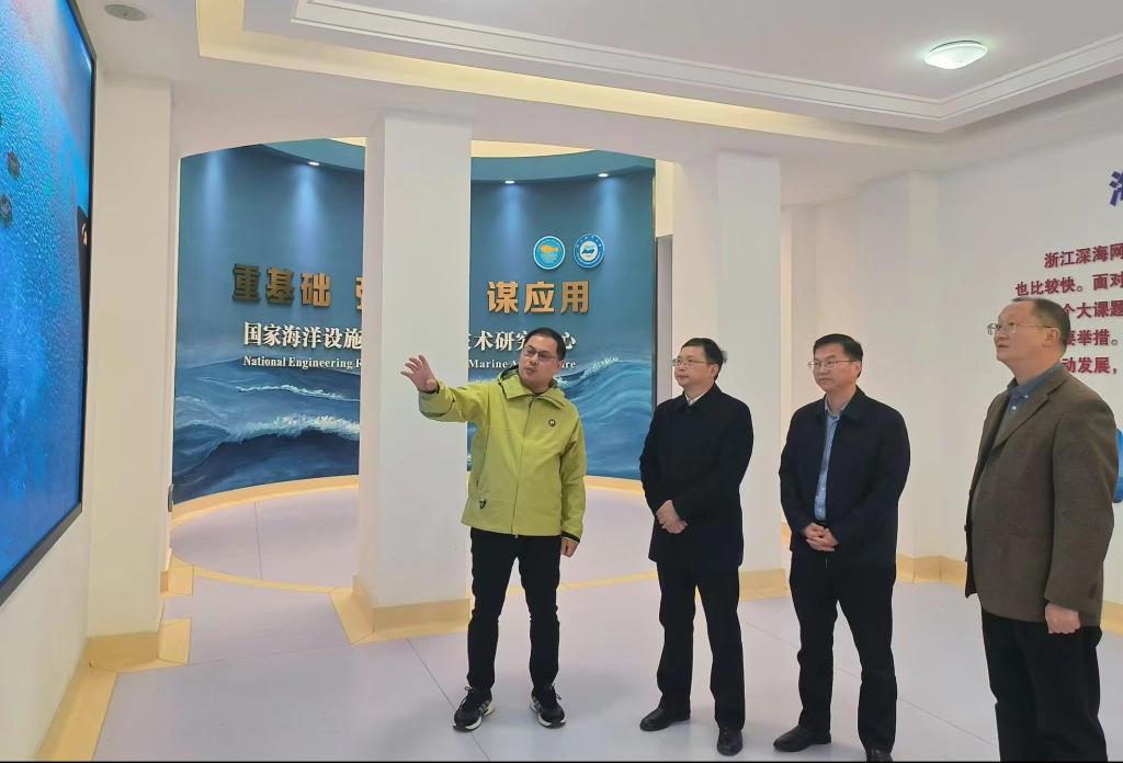 <h3>28</h3><p>2025-11</p>